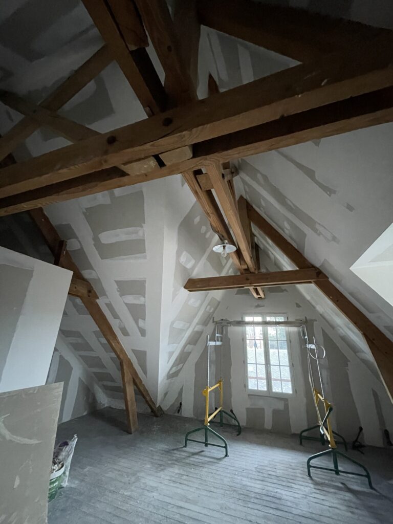 Chantier rénovation longère normande charpente chêne restaurée isolation combles