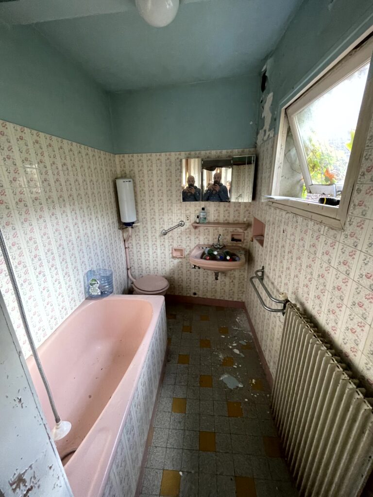 Intérieur maison ancienne Deauville salle de bain ancienne