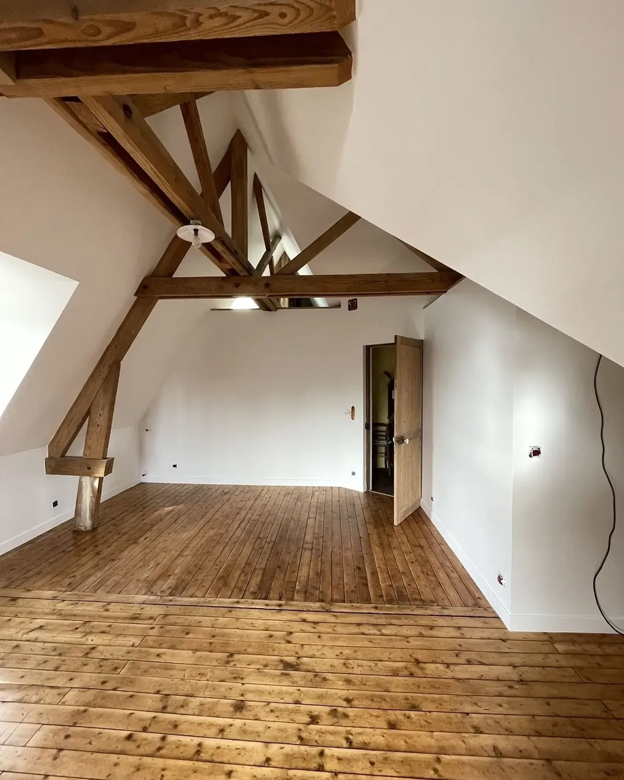Aménagement de combles avec parquet et charpente apparente à Honfleur par Morel Construction
