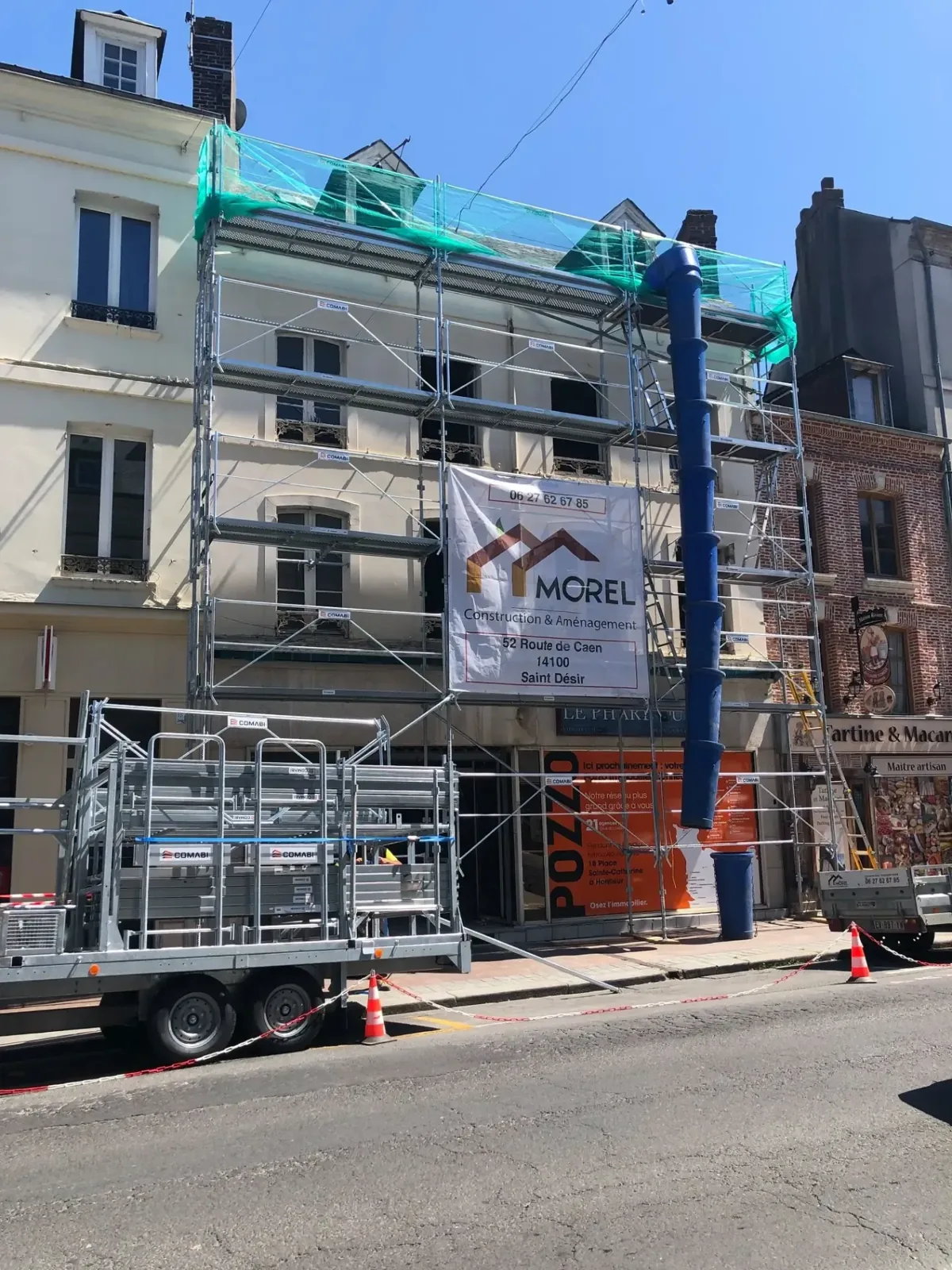 Chantier de ravalement de façade avec échafaudage à Honfleur par Morel Construction