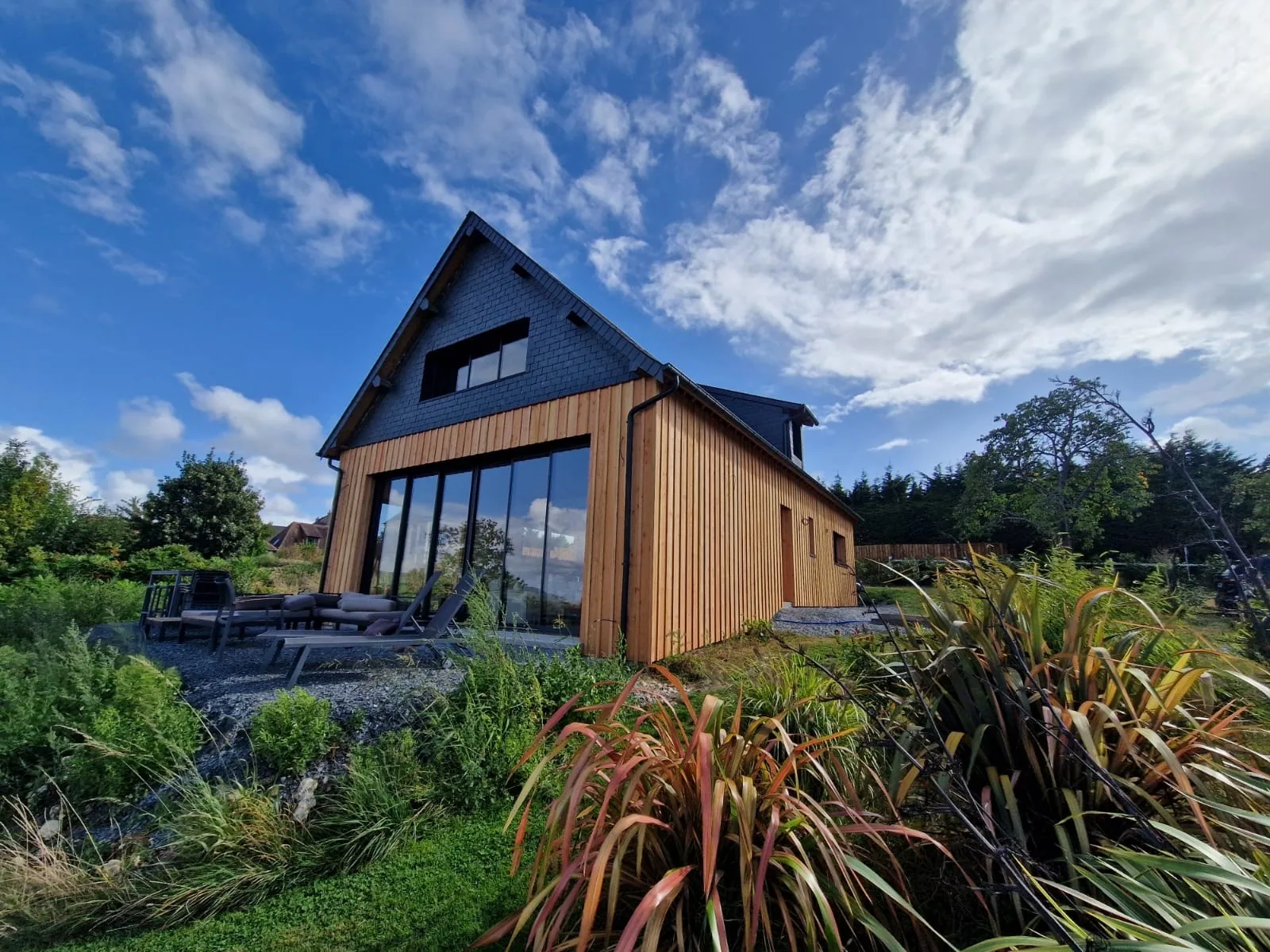 Maison moderne à bardage bois avec jardin paysager à Honfleur par Morel Construction