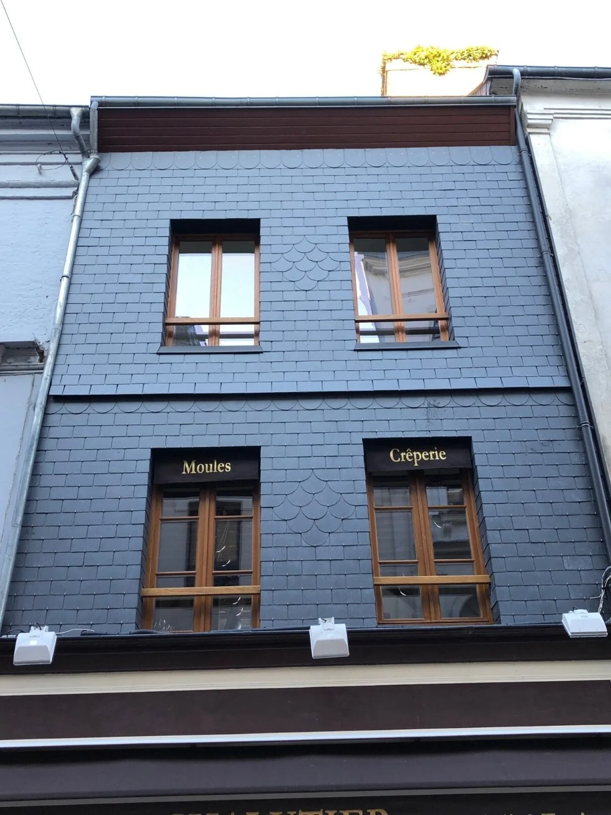 Rénovation de façade et toiture en ardoise à Honfleur par Morel Construction