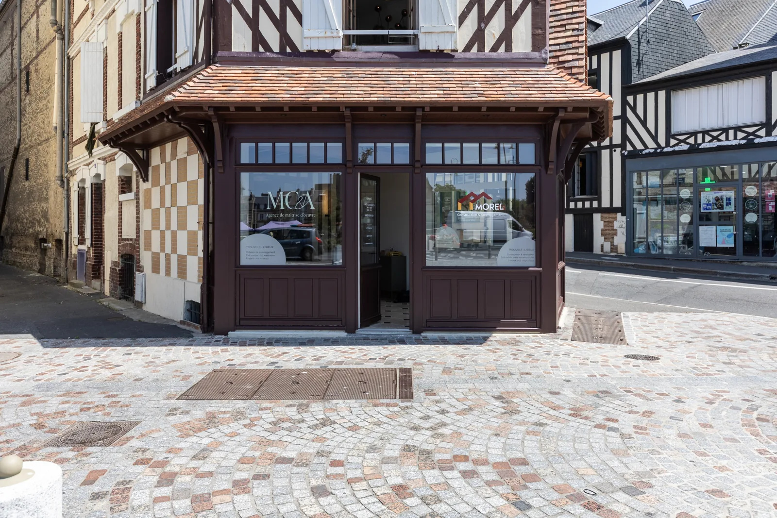 Façade à colombages de l'agence Morel Construction à Trouville-sur-Mer