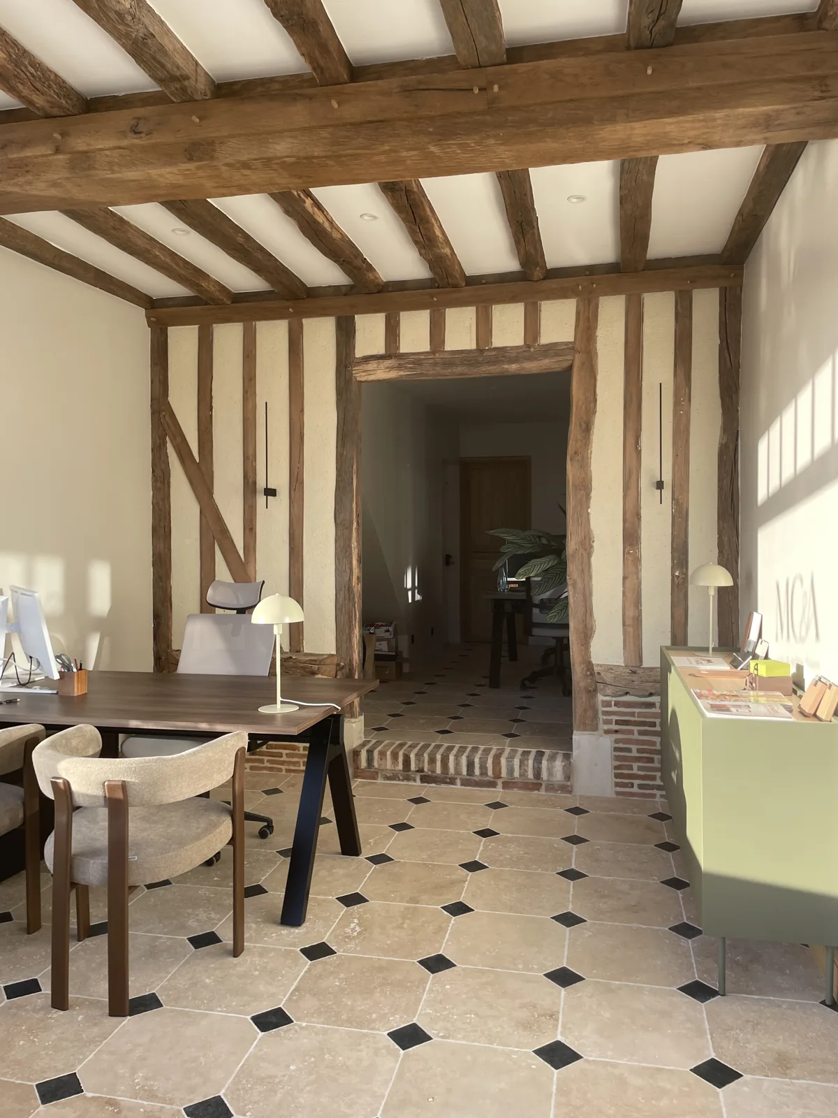 Bureau avec colombages apparents de l'agence Morel Construction à Trouville-sur-Mer