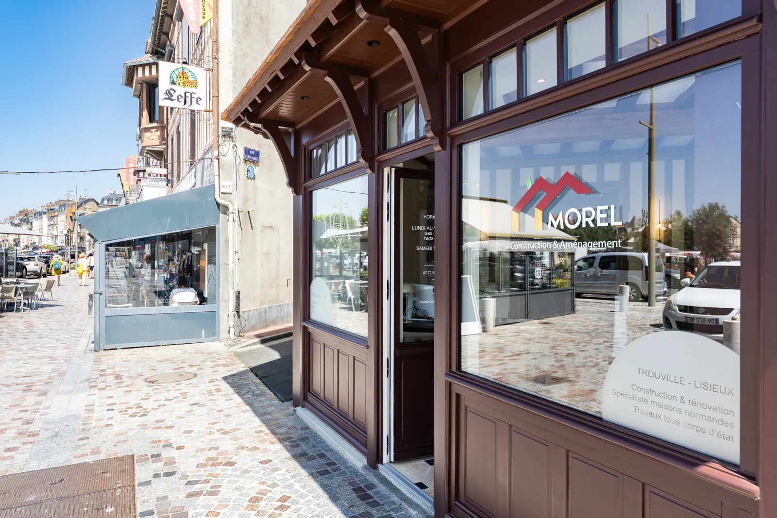 Devanture vitrée de l'agence Morel Construction à Trouville-sur-Mer