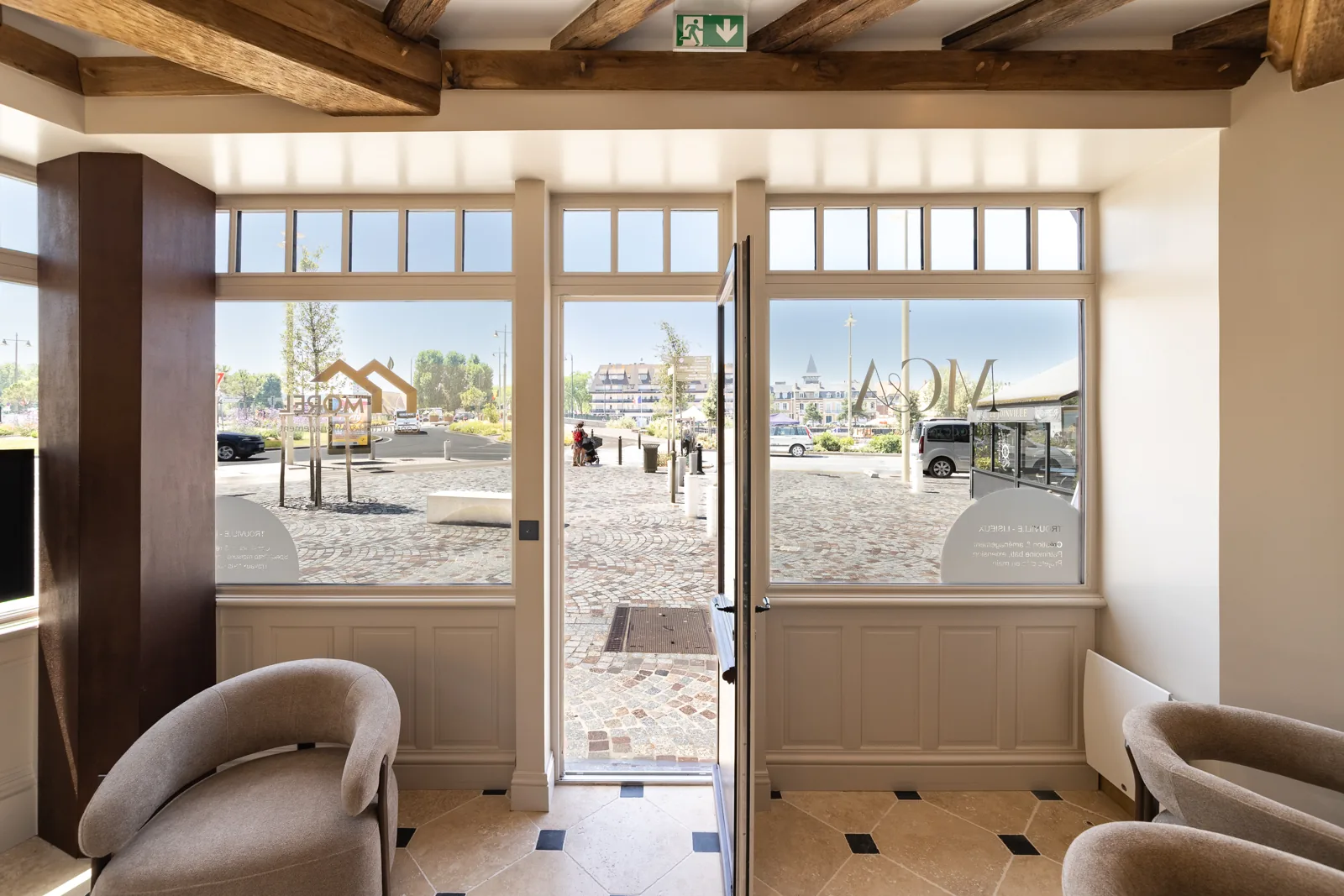 Espace d'accueil chaleureux de l'agence Morel Construction à Trouville-sur-Mer