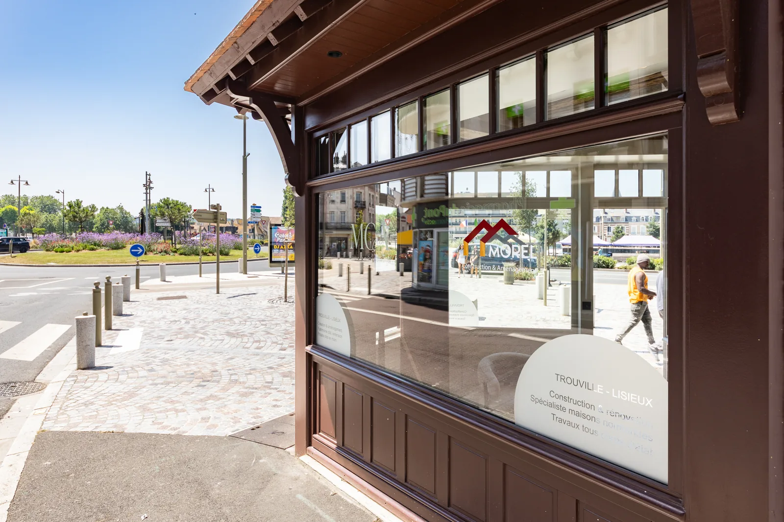 Vitrine de l'agence Morel Construction à Trouville-sur-Mer, vue sur le port